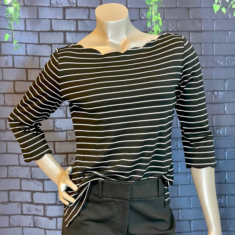 41 Hawthorn black and white, striped top with scalloped trim Sz. M